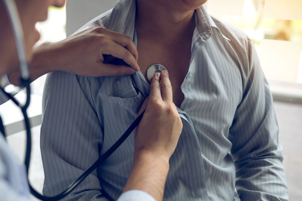 Pacient în timpul unei evaluări cardiologice